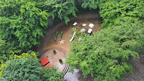 고층에서 바라본 아파트 단지의 놀이터 정경 - 비를 맞아 촉촉해진 나무와 잎새들이 마음마저 풍요롭게 한다(필자 사진)