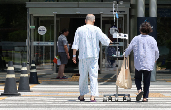 서울대 병원 집단 휴진 하루 전날(6월 16일) 환자와 보호자가 병원으로 이동하는 모습(출처 : 한겨레 신문 백소아 기자, 2024년 6월 18일)