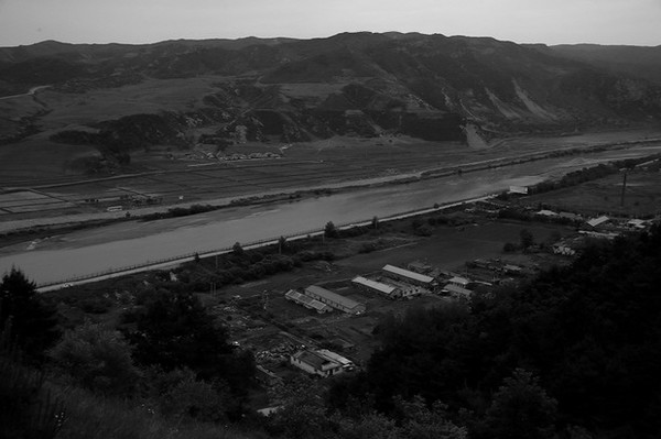 중국 도문시 일광산에서 바라본 두만강 너머 북한의 모습. 감동보다는 씁쓸함과 먹먹함이 밀려왔다. 두만강의 폭이 좁았고, 물의 량도 많지 않아 보였다. 노젓는 뱃사공도 없었다. (출처 : 장영식)