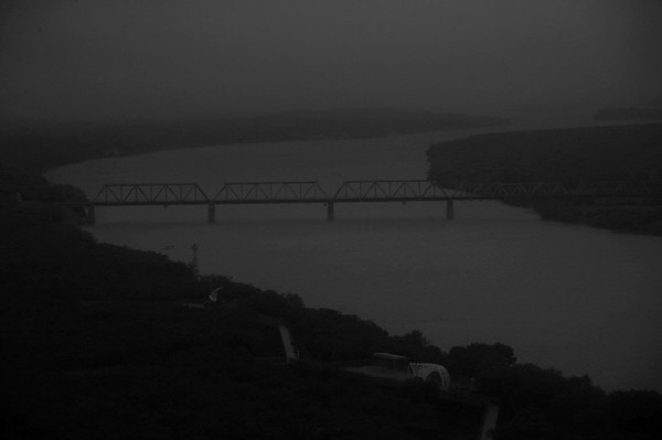 용호각 전망대에서 바라본 "조-러 우정의 다리(철교)"의 모습. 안개가 자욱했지만, 오른쪽은 북한 땅이고 왼쪽은 러시아 영토. 조-중-러의 국경이 맞닿은 곳이다. 두만강은 흐르고 흘러서 일본해와 사할린을 지나 동해로 흐른다. (출처 : 장영식)