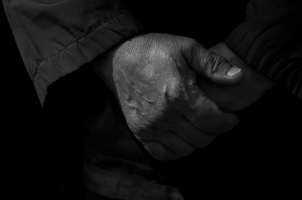 분단의 아픔을 이고지고 살아왔던 한 노인의 모은 손은 무엇을 말하고 있을까. (출처 : 장영식)