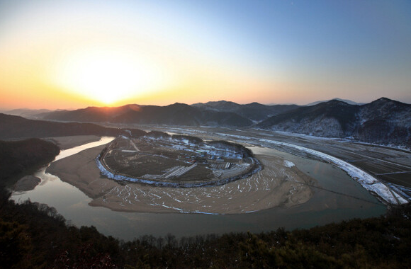 ▲ 2010년 4대강 사업 전 회룡포(사진 출처 : 한겨레 신문)