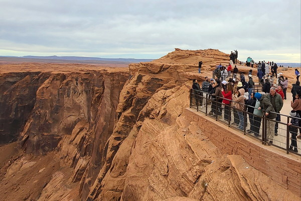 ▲ 전망대에서 '호스슈 벤드'를 보는 사람들.