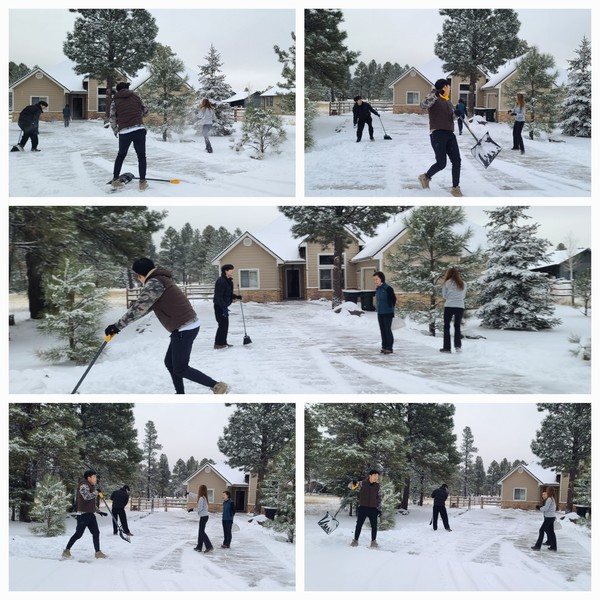 ▲ 전날 눈길 공포는 다 잊어버리고 숙소 입구의 눈을 신나게 치우는 아이들. 남편은 사진을 찍고, 나와 딸은 도구가 없어서 구경만 했다. 눈 치우기 재밌는데....  딸은 제 동생과 짧은 눈싸움도... 