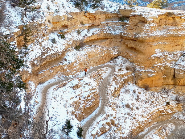 ▲ '사우스 케이밥 트레일'의 초입에서 만난 지그재그 내리막 길