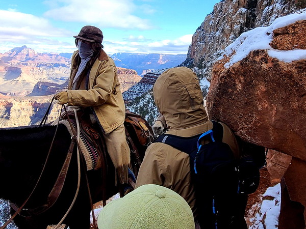 ▲ 노새가 지나가길 기다리는 우리들