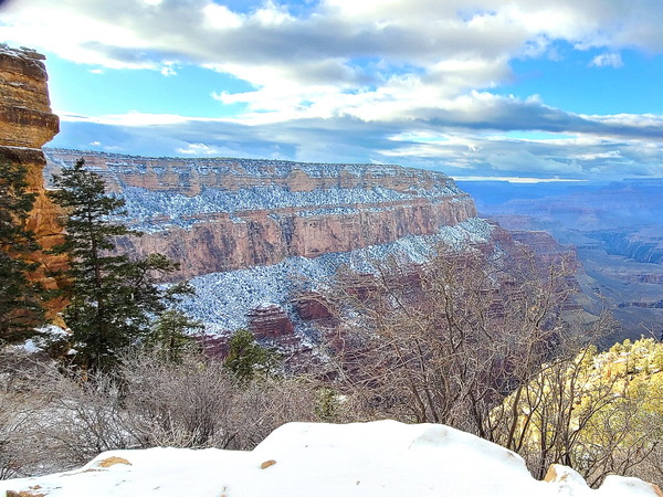 ▲ 트레일 입구에서 만난절벽과 경사면 