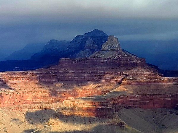▲  트레일 중간에서 만난 절벽과 경사면 