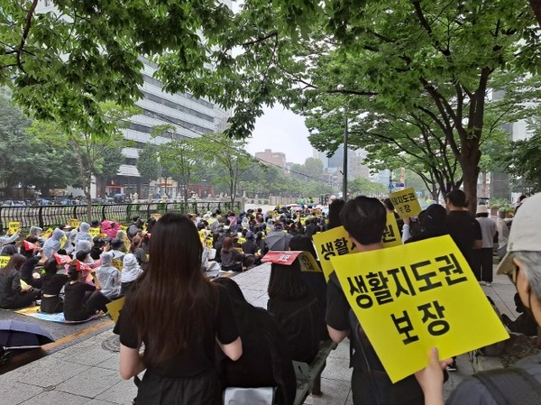 2023년 7월 18일 강남구 서이초등학교 스물네 살 2년 차 선생님이 교실 옆 교수-학습자료 준비실에서 스스로 목숨을 끊는 비극이 발생했다. 서이초 비극 이후, 폭염 속 50도가 넘는 아스팔트 뜨거운 열기 속에서도, 그리고 비가 내리는 우천 속에서도 연인원 75만 명에 이르는 대한민국 역사상 최초이자 최대 규모의 교사 집회가 열렸다. 청계천 변에서 교육권의 기본 중 기본인 <생활지도권 보장>을 촉구하는 팻말을 든 선생님들 모습(출처 : 하성환)