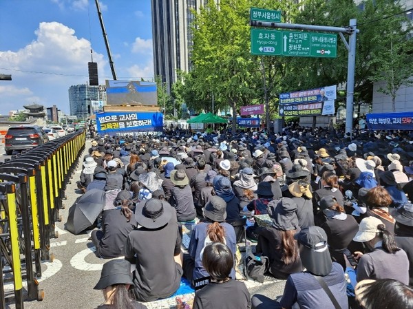 지난해 7월 18일 서이초 교사 비극 직후 정부종합청사 뒷편 공간에서 뜨거운 열기로 가득한 아스팔트 위에 연좌한 채, <교사의 교육권을 법으로 보호할 것>을 촉구하는 3차 교사집회 장면(출처 : 하성환) 연좌 시위하는 교사들 모습이 사직터널 가는 방향으로 끝이 보이지 않을 정도로 길었다. 그 모습은 교사들이 학교현장에서 얼마나 힘들어하는지 이해할 수 있는 대목이다. 한 마디로 서이초 교사 비극은 2014년 <아동학대처벌법> 시행 이후, 교사의 교육권이 얼마나 심각하게 침해받고 있는지를 여실히 드러낸 사건이었다.