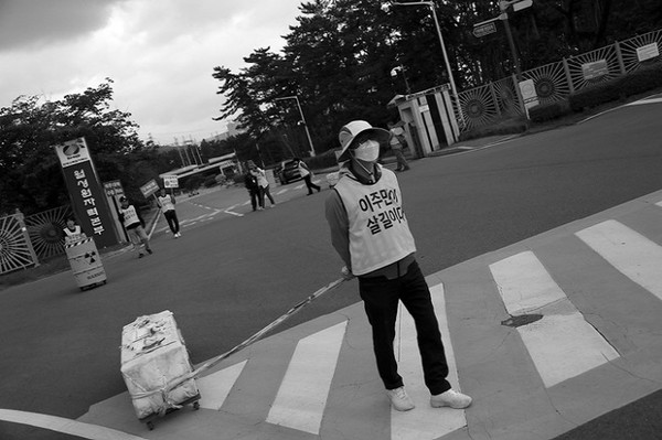 월성 핵발전소에서 가장 가까이 살고 있는 나아리 주민들은 매주 월요일 아침마다 집단이주를 요구하며 상여 시위를 하고 있다. 어느새 10년이 되었다. (출처 : 장영식 사진작가)