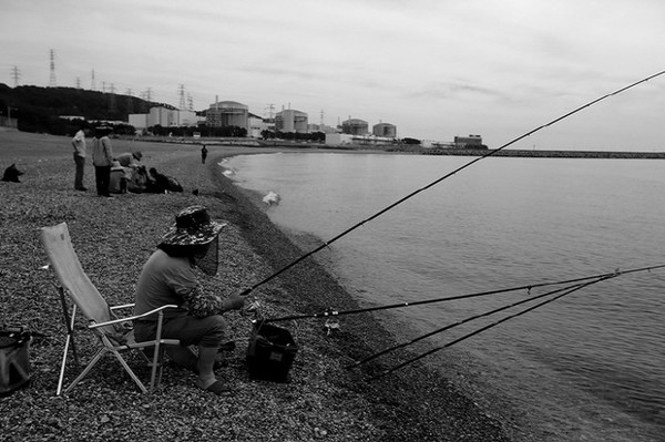 중수로 핵발전소는 천연우라늄을 핵연료로 이용하고 중수를 냉각재로 사용한다. 때문에 핵발전소 가동 때에 다른 핵발전소보다 더 많은 삼중수소가 발생한다. 그러나 한수원은 핵발전소 앞에서 낚시를 하는 등의 행위를 묵인하고 있다. 핵발전소의 위험성을 은폐하고, 평화적 모습을 홍보하기 위함이다. (출처 : 장영식 사진작가)