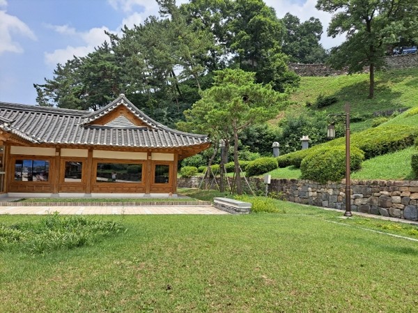 공산성 안내센터 뒷편에 있는 오동진 장군 추모비(출처 : 하성환)