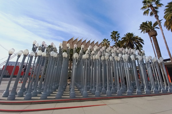 ▲ 낮에 만난 크리스 버든의 'Urban Light'(814.07 x 1743.71 x 1789.43cm)