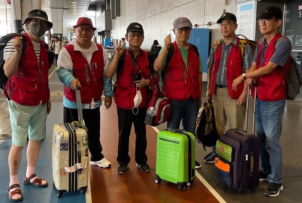 사진 박진영 / 일본 나리타공항 제2터미널왼쪽부터 박진영 김인수 신중옥 형광석 한경렬 김경준