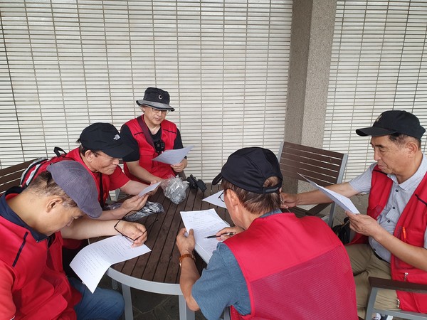 사진 김인수 / 세미나 하는 김경준 샘과 일행들