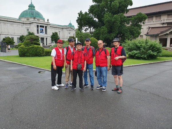 사진 박진영 / 도쿄 국립 박물관에서왼쪽부터 김인수 한경렬 신중옥 김경준 형광석 박진영