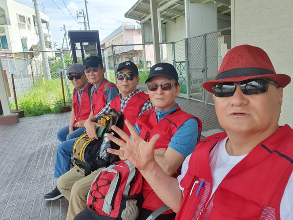 사진 김인수 / 구리하마 역 앞 벤치에서 왼쪽부터 형광석 김경준 한경렬 신중옥 김인수