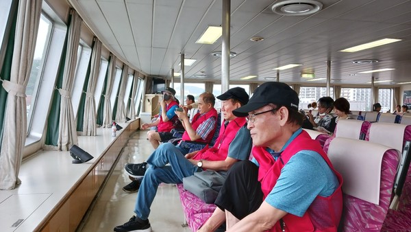 사진 한경렬 / 구리하마 앞 바다 훼리선 속 페리가 쿠로후네(黑船) 타고 왔던 그 바다를 바라보는 일행 왼쪽부터 박진영 형광석 김경준 신중옥