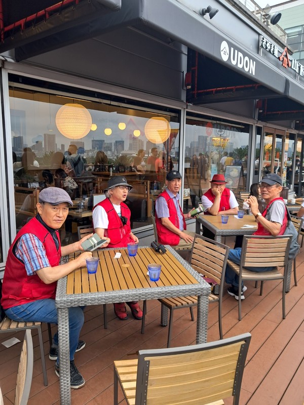 사진 신중옥 / 오다이바 우동집한참을 줄 서서 기다리다 겨우 앉아, 우동 기다리는 중