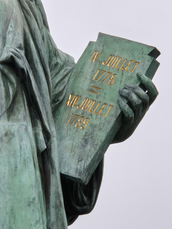 사진 형광석 / 도쿄 오다이바 해변에 있는 자유의 여신상, 확대해 본 미국 독립기념일과 프랑스 혁명 기념일 새김글