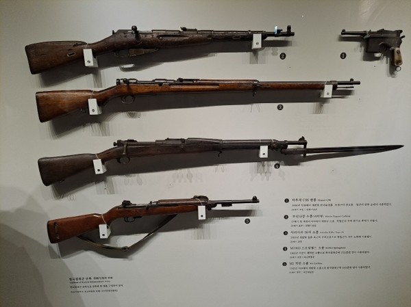 제일 위쪽 모신나강 소총(2번)은 바로 아래 아리사카 소총(3번)보다 화력과 유효사거리, 총신 등 여러 면에서 성능이 우수했다.(출처 : 하성환)