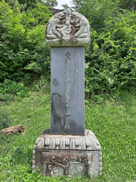 충남 공주시 공산성 입구 외곽에 있는 오동진 장군 추모비(출처 : 하성환) 송암 오동진 장군은 백야 김좌진 장군처럼 독립유공자 훈격 최고 등급인 대한민국장을 추서 받았다.