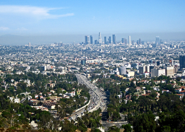 'Mulholland Drive'  전망대에서 본  LA 다운타운의 낮(출처 :https://www.flickr.com/photos/bossco/5143935305)