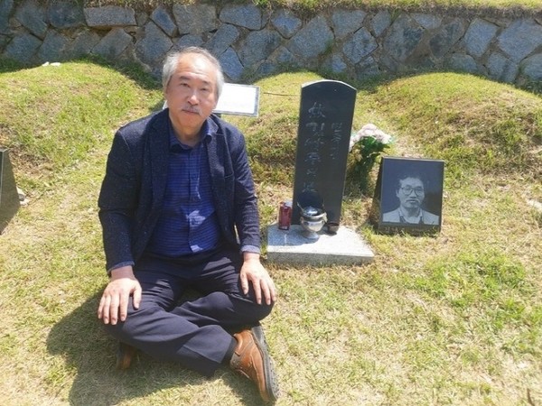 망월동 김남주 시인 묘정에서 문예전사 늘샘(출처 : 김상천)