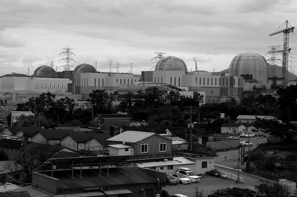 왼쪽부터 상업 발전을 하고 있는 신고리 핵발전소 3호기와 4호기와 건설 중인 신고리 핵발전소 5호기와 6호기가 병풍처럼 펼쳐 있는 신리마을의 모습.(출처 : 장영식)