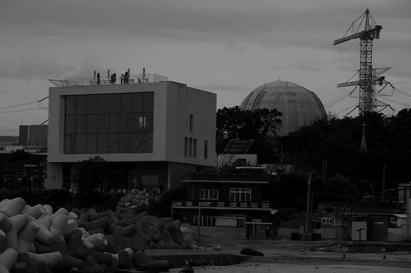 세계 최대 핵발전 단지가 있는 마을에 대형 카페가 들어섰다. 사진으로도 글로써도 표현하기 힘든 풍경이 자리 잡고 있다.(출처 : 장영식)