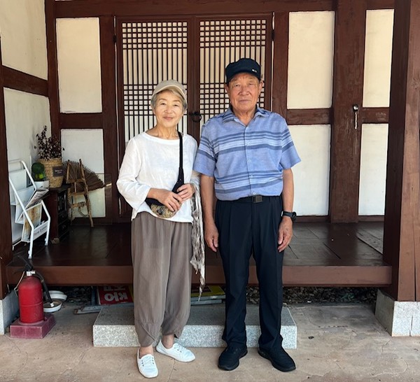 영암 군서면 군서사거리에서 20년간 부부가 운영해 온 예지세탁소는 지역의 미팅 장소다. 동네 사람들이 와서 얘기를 나누고 책을 빌려다 보기도 한다. 책 주인 김용선 님은 군서초등학교를 졸업한 K-지성인이다. 그의 초등학교 동창인 김한남 전영암문화원원장은 "내 친구 용선이 ! 은은하고 정깊은 친구. 영암스러운 사람" 이라 했다. (출처: 김반아)