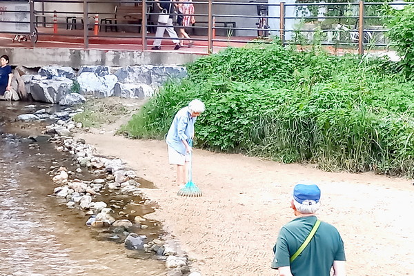 ▲ 한 할아버님이 할머님 모습이 안쓰러운지... 아니면 대단하다고 느끼시는지 아무 말 없이 한참을 지켜보셨다.(출처 : 김미경) 