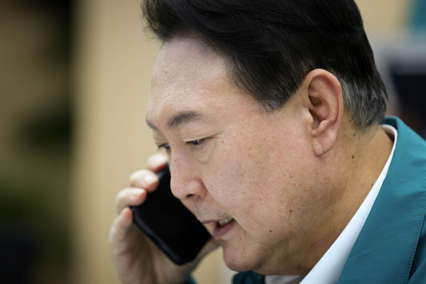 국가안보 망각하는 ‘대통령 휴대폰’의 비밀 [박찬수 칼럼] / 윤석열 대통령이 2022년 9월5일 서울 용산 대통령실 국가위기관리센터에서 태풍 ‘힌남노’의 피해가 우려되는 지역의 광역단체장과 전화로 대응 태세를 점검하고 있다. 대통령의 통화는 모두 비화 기능을 가진 공용 폰으로 해야 하지만, 윤 대통령은 개인 휴대폰으로 장·차관 또는 외부 인사들과 통화한 사례가 많아 해킹이나 도·감청에 노출됐을 가능성이 제기된다. 대통령실 제공 /  출처 : 한겨레 2024.7.31자 