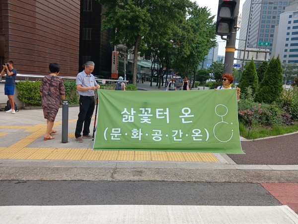 순 우리말 연구 발굴 -김두루한 샘,  깃발 만들어오신 샘- 윤국현 조합원 (출처 : 김승원)