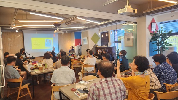 북 콘서트 장면(출처 : 김승원)