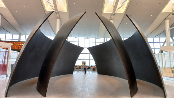 ▲'Tilted Spheres', 2004년 작, 강철 조각, 전체 4.35 x 13.86 x 12.11m