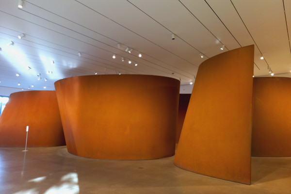 ▲ 'Band', 2006년 작, 강철로 제작((388.62 x 2148.84 x 1117.6 cm) 