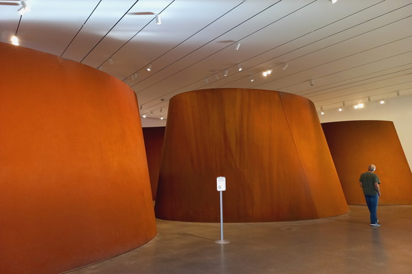 ▲'Band', 2006년 작, 강철로 제작((388.62 x 2148.84 x 1117.6 cm) 