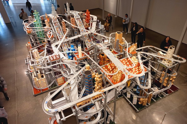 ▲ 'Metropolis II, 2011년 작, 다양한 재 (3.0m×6.1m×3.7m),  2층 테라스에서 찍은 사진 