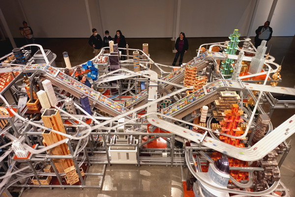 ▲ 'Metropolis II, 2011년 작, 다양한 재 (3.0m×6.1m×3.7m), 2층 테라스에서 찍은 사진 