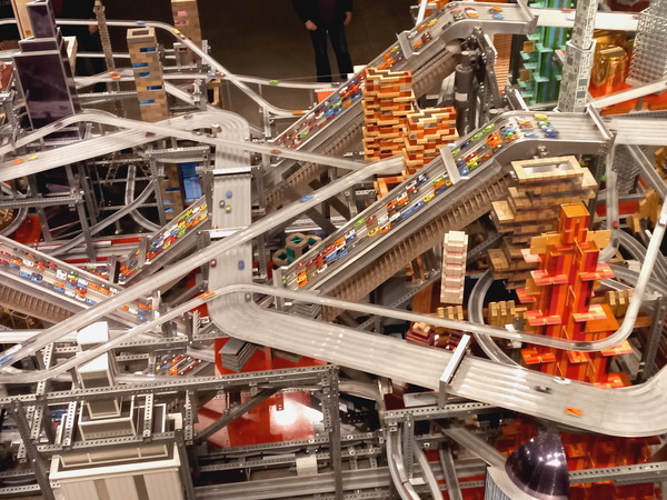 ▲'Metropolis II, 2011년 작, 다양한 재 (3.0m×6.1m×3.7m),  2층 테라스에서 찍은 사진 