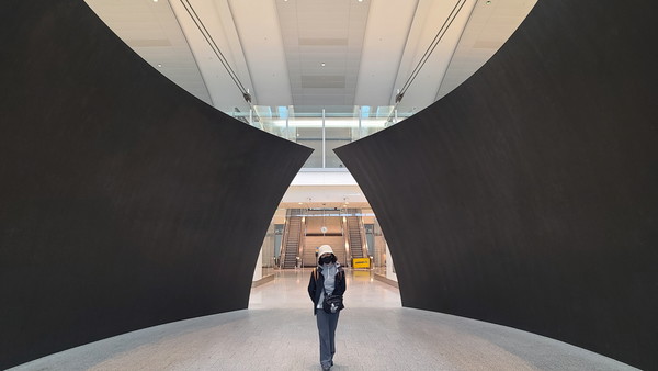 '▲Tilted Sphere', 2004년 작, 강철 조각, 전체 4.35 x 13.86 x 12.11 미터