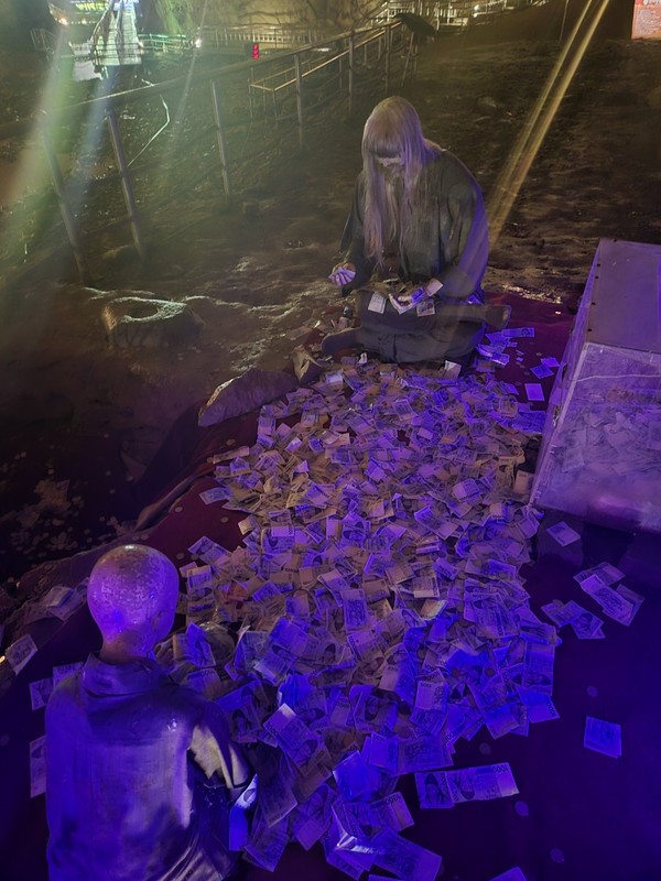 환선굴 출구에 다다를 무렵, '수도승 주거지'를 만날 수 있었다.