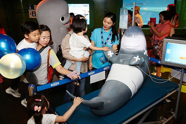 2014년 부산 아쿠아리움에 있는 치료받는 상괭이 모형. (사진 출처 = commons.wikimedia.org)