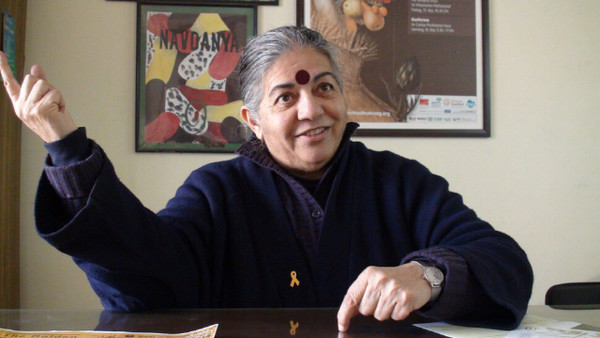 간디의 정신으로 행동하는 비폭력 여성 생태운동가 반다나 시바(출처 : 글항아리, 한겨레신문 2020년 11월 26일)