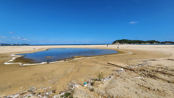 강원도 고성 앞바다 동해 해변에서 찍은 필자사진 /  9.27~28 양일간 강원도 고성을 여행하면서 모래사장에 펼쳐저 있는 호수 비슷한 것이 특이해서 감탄하며 사진을 찍었는데, 호숫가 하얀 테두리가 바닷물이 말라 생성된 소금기 인줄 알고 다가가 보니 하얀 스티로폼이 부서져 호숫가에 말라 붙어 있었다.