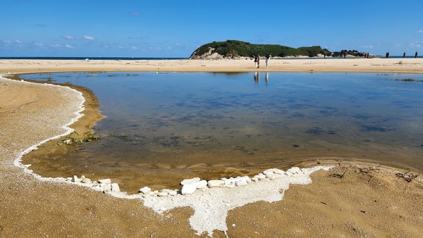 강원도 고성 앞바다 동해 해변에서 찍은 필자사진 /  하얀 스티로폼이 부서져 호숫가에 말라 붙어있고 부서지지 않은 스티로폼 덩어리가 자갈돌 처럼 보인다.  호수 넘어 멀리 플라스틱 패트병 쓰레기가 백사장에 널려있는 것이 보인다. 