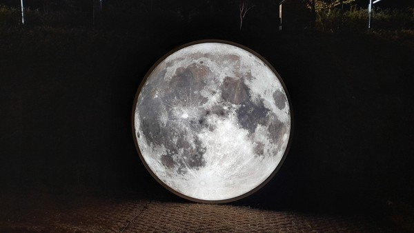 지상에 내려온 달, 사진 출처 : 필자