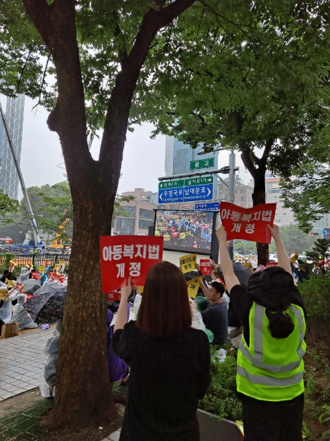 지난해 7월 서이초 교사 비극 이후, 8월 12일 청계천에서 열린 제4차 집회 당시 교사들이 교권뿐만 아니라 교사 인권을 침해하는 핵심법률인 <아동복지법 개정>을 촉구하는 손팻말을 들고 있는 모습(출처 : 하성환)